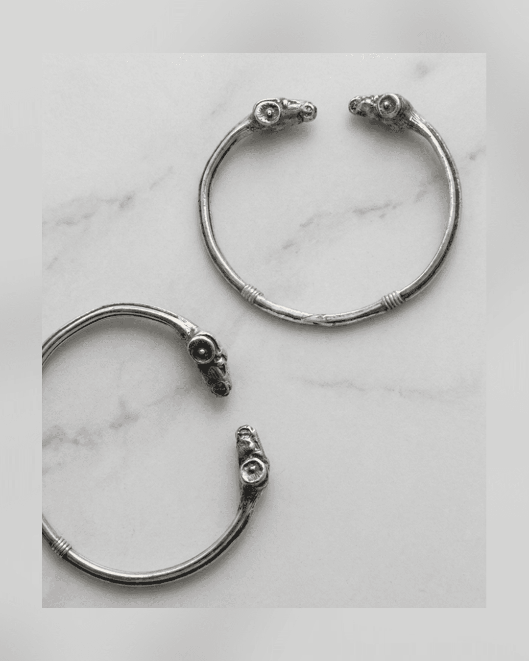 Bracelete Torque Cabeça de Carneiro (Prata)